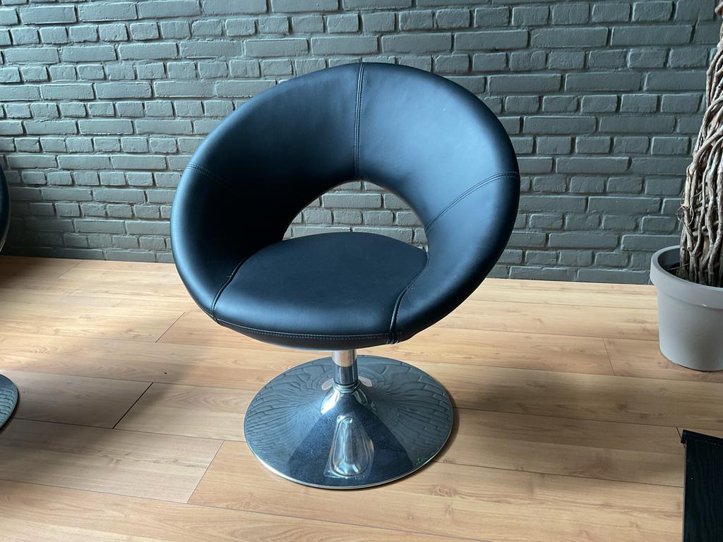 2 Moderne Zwarte Kuipstoelen met Chroom Voet, Huis en Inrichting, Fauteuils, Ophalen, Minder dan 75 cm, Vintage, Zo goed als nieuw