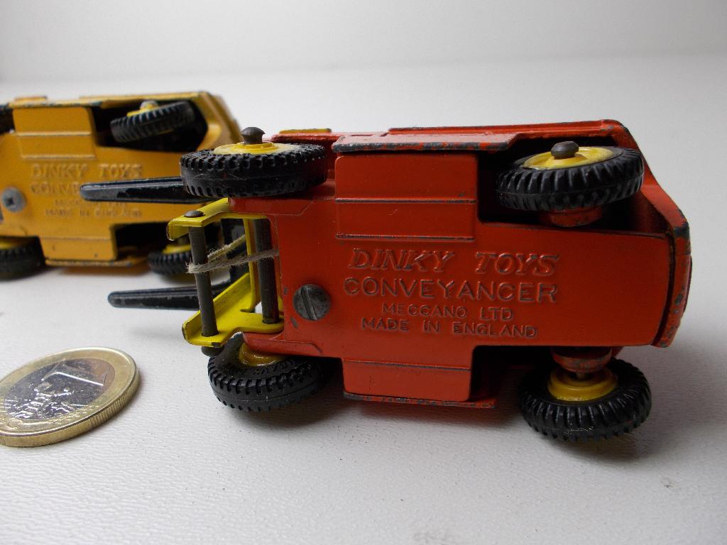 1968 Dinky Toys 404. 2 x CONVEYANCER (2 kleurstellingen!), Ophalen of Verzenden, Gebruikt, Bus of Vrachtwagen, Dinky Toys