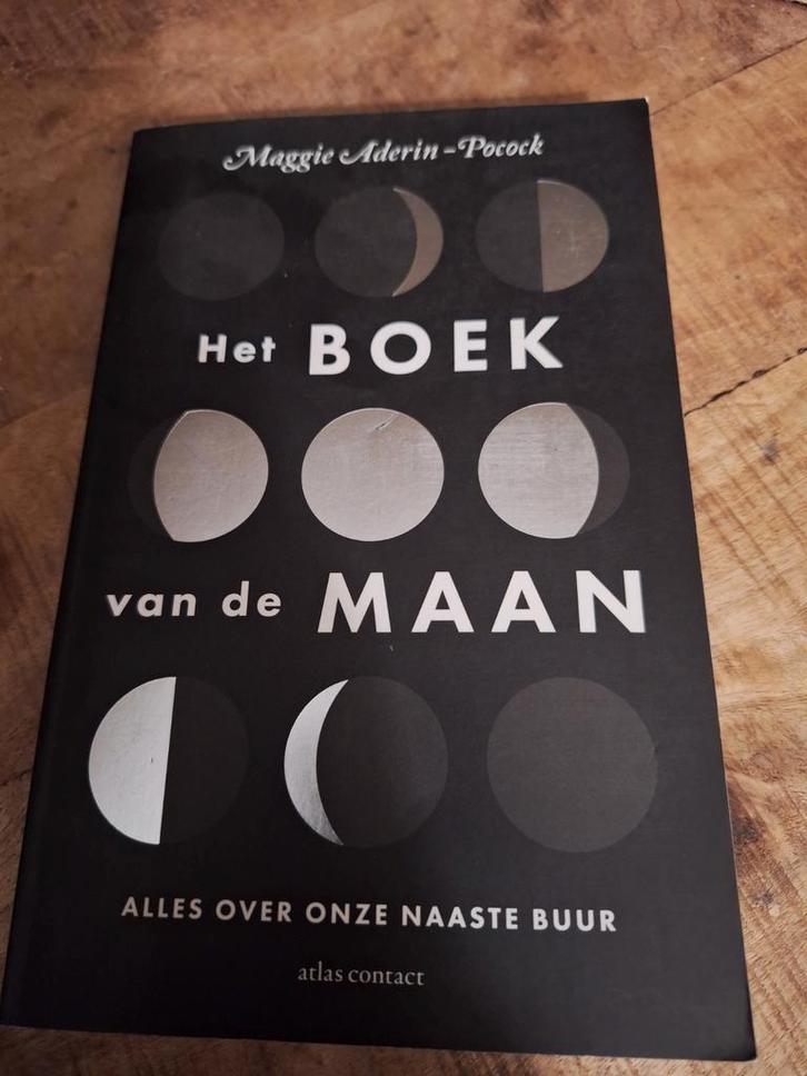 Het Boek van de Maan - Maggie Aderin-Pocock, Boeken, Wetenschap, Zo goed als nieuw, Natuurwetenschap, Ophalen of Verzenden