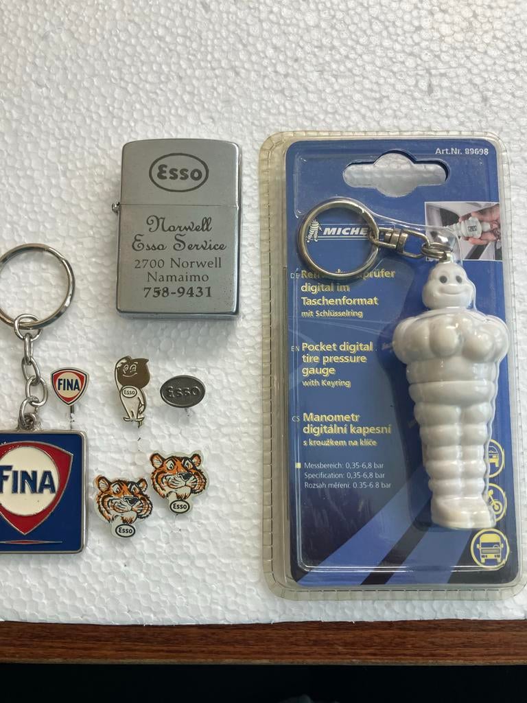 Esso en Fina verzamelitems: aansteker, speldjes, bandenmeter, Ophalen of Verzenden, Zo goed als nieuw, Aansteker