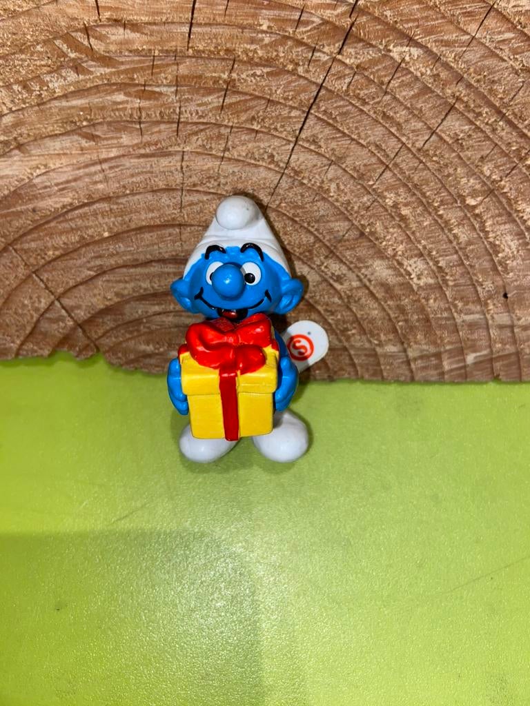Smurfen smurf met kado 2004, Verzamelen, Smurfen, Ophalen of Verzenden, Zo goed als nieuw, Verschillende Smurfen