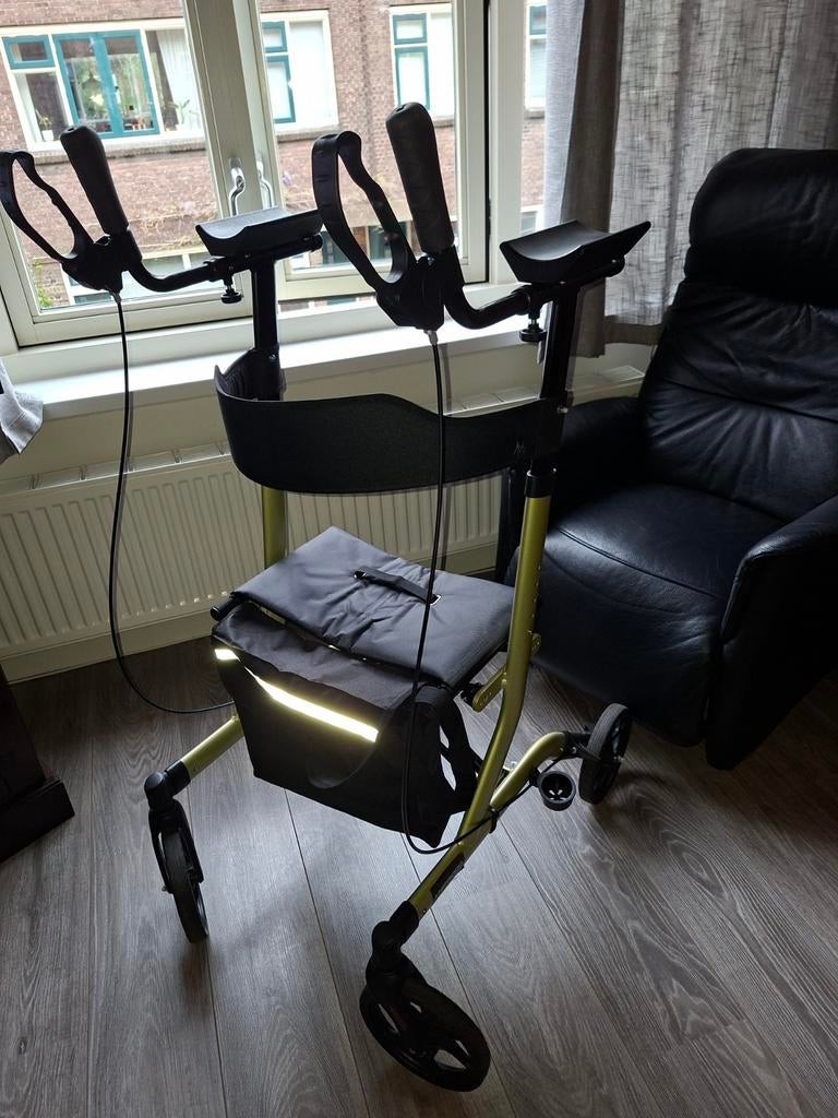 Mooie rollator uit 2024 maar erg weinig gebruikt., Ophalen