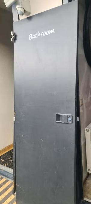 Gebruikte binnendeur met "Bathroom" opschrift voor camper, Ophalen, Gebruikt
