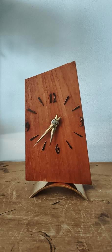 Mid Century elektrische klok van teakhout en messing, Antiek en Kunst, Antiek | Klokken, Ophalen of Verzenden