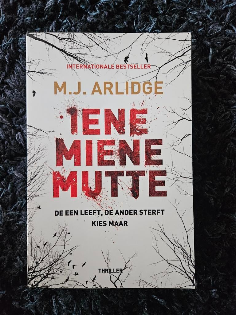 Eene Miene Mutte - M.J. Arlidge, Ophalen of Verzenden