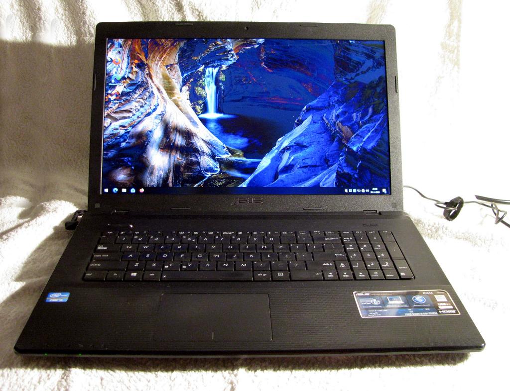 zeer mooie Asus r704a laptop met 17inch scherm, ssd en tas, Ophalen, Gebruikt, Qwerty, Intel i3