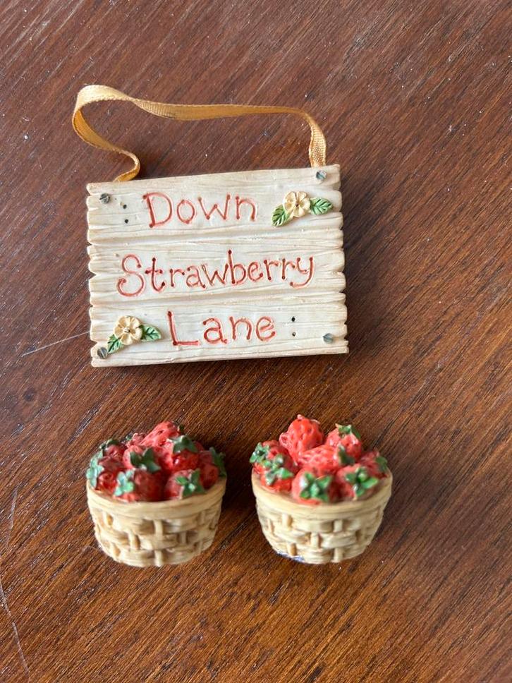 Cherished Teddies 1995 Strawberry, Verzamelen, Beren en Cherished Teddies, Zo goed als nieuw, Beeldje, Cherished Teddies, Ophalen