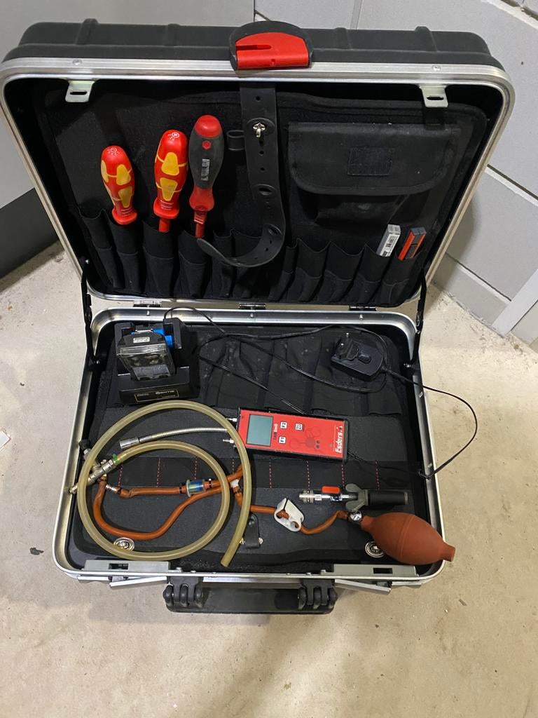 Gereedschapkoffer met Sleutels, deels inhoudt aanwezig., Ophalen of Verzenden, Zo goed als nieuw