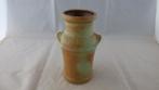 mooie robuuste vaas met 2 kleine oren en 2 kleuren, Gebruikt, Overige kleuren, Aardewerk of Porselein, Ophalen of Verzenden