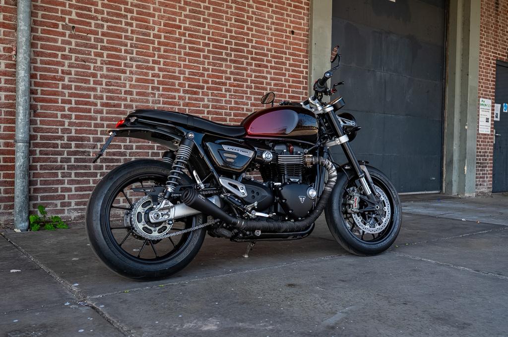 Triumph Speed Twin 1200 Stealth red (bj2024) | 3210Km, 2 cilinders, Motorrijbewijs A, Particulier, Meer dan 35 kW