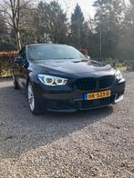 BMW 5-Serie GT 4.4 550I AUT 2014 Zwart, Auto's, BMW, Automaat, Navigatiesysteem, Achterwielaandrijving, 120 €/maand