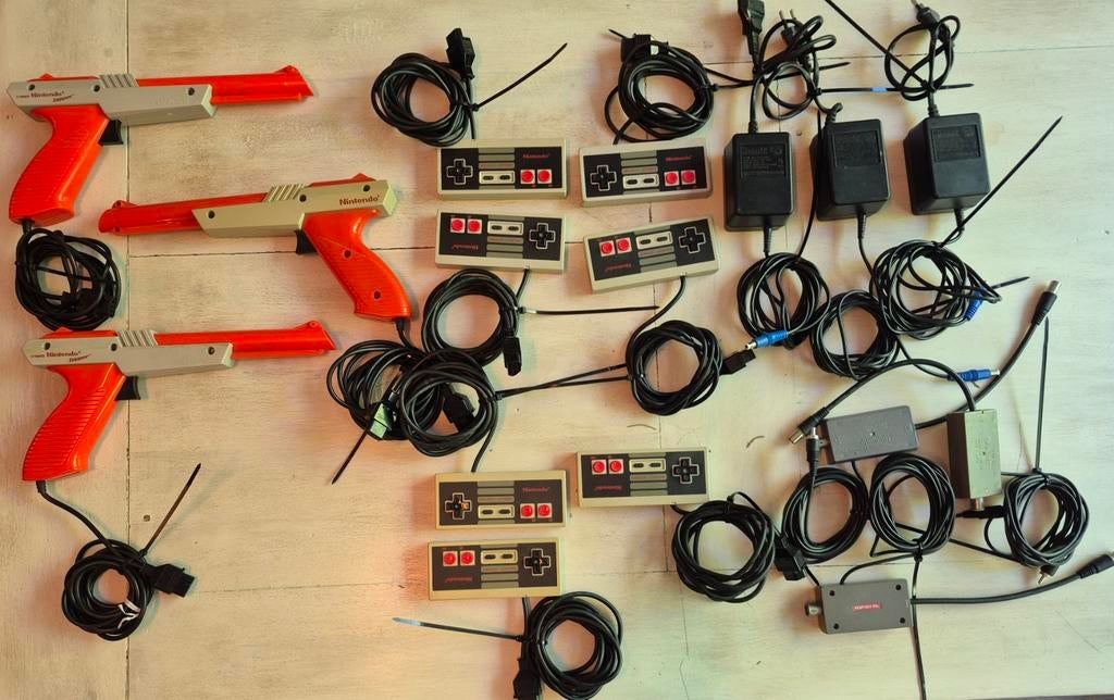 Nintendo 8 Bit: Zappers, Controllers, Adapters, Ophalen, Gebruikt, Met 3 controllers of meer, Met zapper/pistool