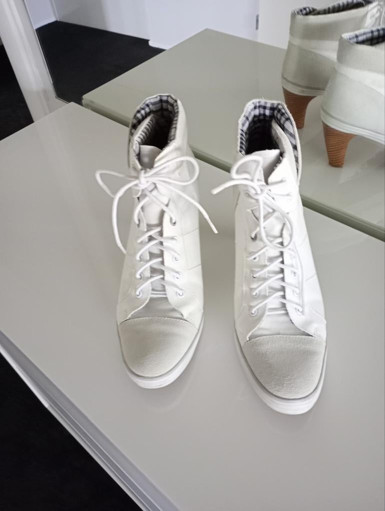 Te koop. zomer laarsje gevoerd en buitenkant stof en leer, Ophalen of Verzenden, Zo goed als nieuw, Wit