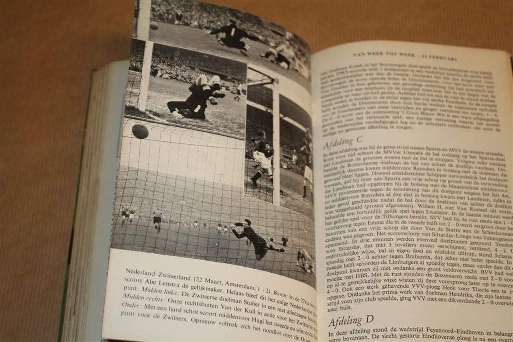 Voetbal Jaarboek 1953., Ophalen of Verzenden, Gelezen, Watersport en Hengelsport