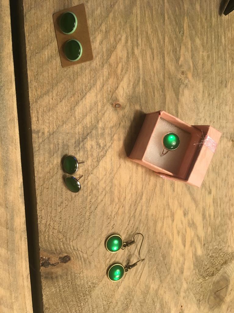 Groene oorbellen, Sieraden, Tassen en Uiterlijk, Oorbellen, Overige materialen, Hangers, Nieuw, Ophalen of Verzenden