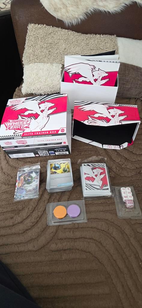 White Flare Elite Trainer Box met 80+ kaarten en extra's, Ophalen of Verzenden