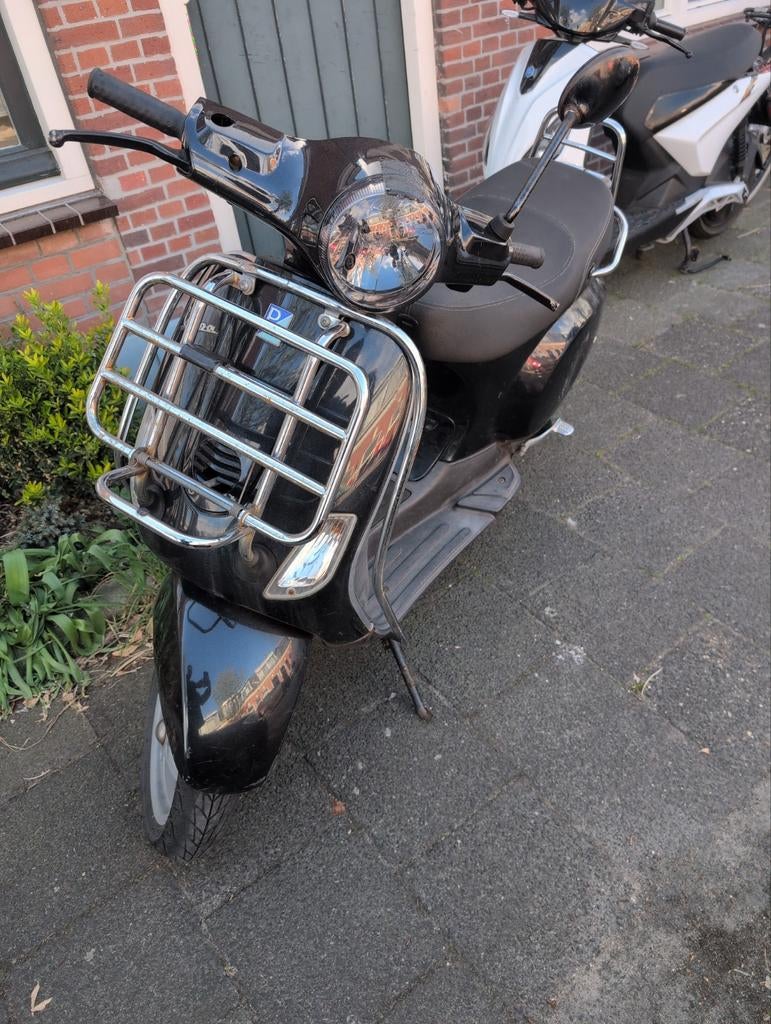 Vespa LX 50 blauw kenteken(malossi uitlaat en rolletjes ), Fietsen en Brommers, Scooters | Vespa, Gebruikt, Ophalen of Verzenden