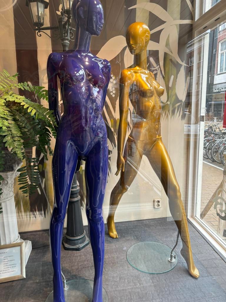 12 etalage  poppen 3 rood 3 blauw 3 goud 3 groen, Ophalen, Zo goed als nieuw