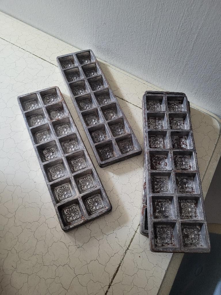 Zeer oude zware kwaliteit chocolademallen p/st 5 euro