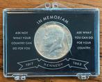 Zilveren 1964 Kennedy Half Dollar in 'In Memoriam' houder, Ophalen of Verzenden, Noord-Amerika, Losse munt, Zilver
