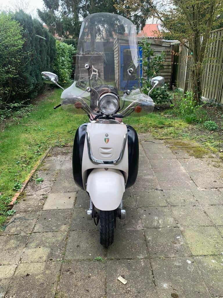 Retro scooter fosti grande 4takt  benzine 95/98, Fietsen en Brommers, Gebruikt, Benzine, Ophalen, Overige merken
