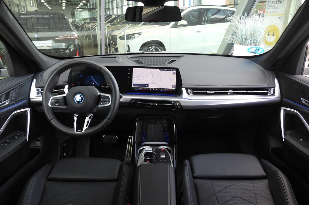 BMW iX1 eDrive20 High Executive M Sport / Panoramadak / Spor, Gebruikt, Zwart, Met garantie (alle), SUV of Terreinwagen