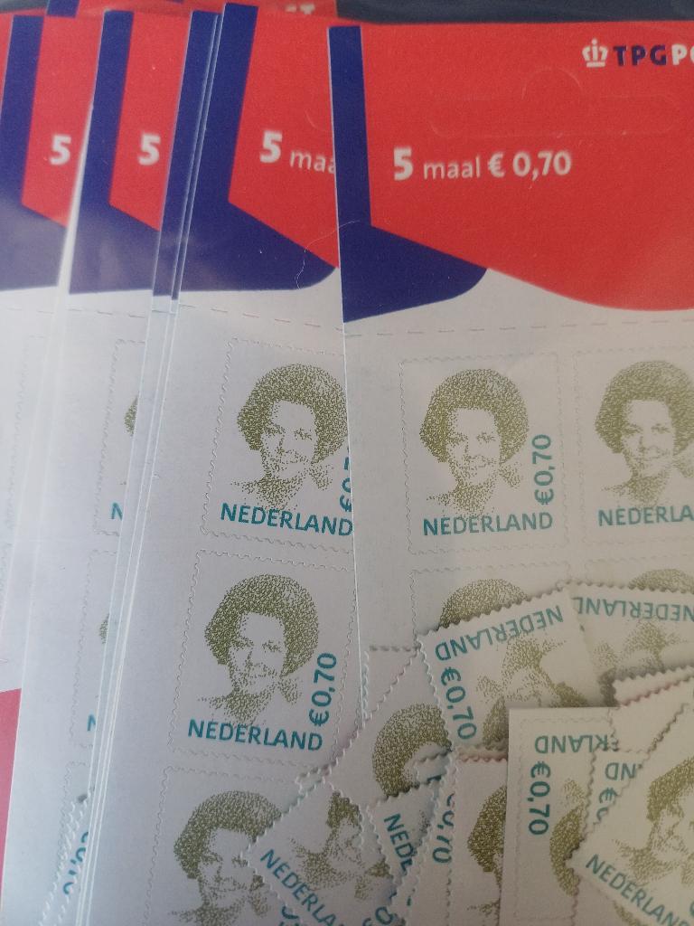 zakje met 100 postzegels € 0,70 met 50% korting nominaal, Ophalen of Verzenden, Na 1940, Postfris