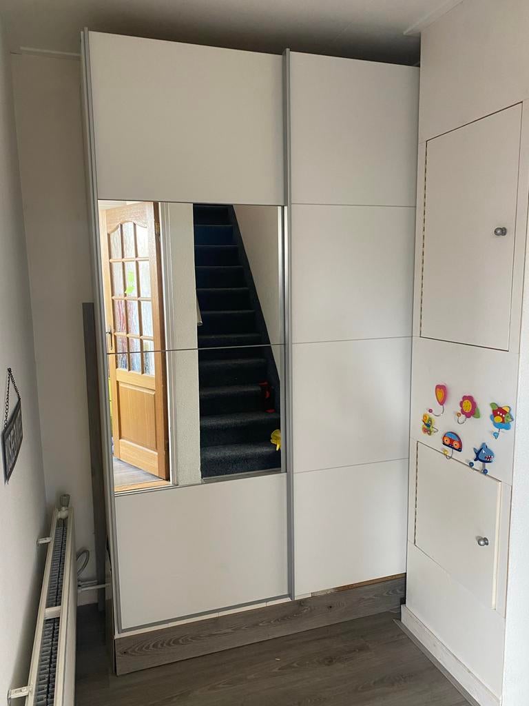 Witte kledingkast met spiegel en schuifdeuren, Ophalen, Gebruikt, 100 tot 150 cm, 200 cm of meer
