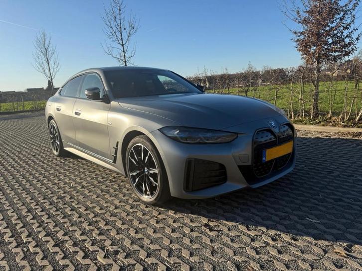 BMW i4 | M50 | Matgrijs | Uniek exemplaar | ex btw prijs, Auto's, BMW, Particulier, i4, 360° camera, 4x4, ABS, Achteruitrijcamera