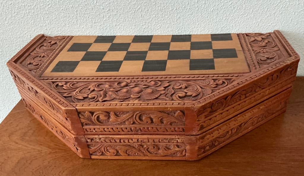 AZIATISCH SCHAAKSPEL EN BACKGAMMON IN ÉEN KIST, Verzenden, Minder dan 500 stukjes, Zo goed als nieuw, Schaken