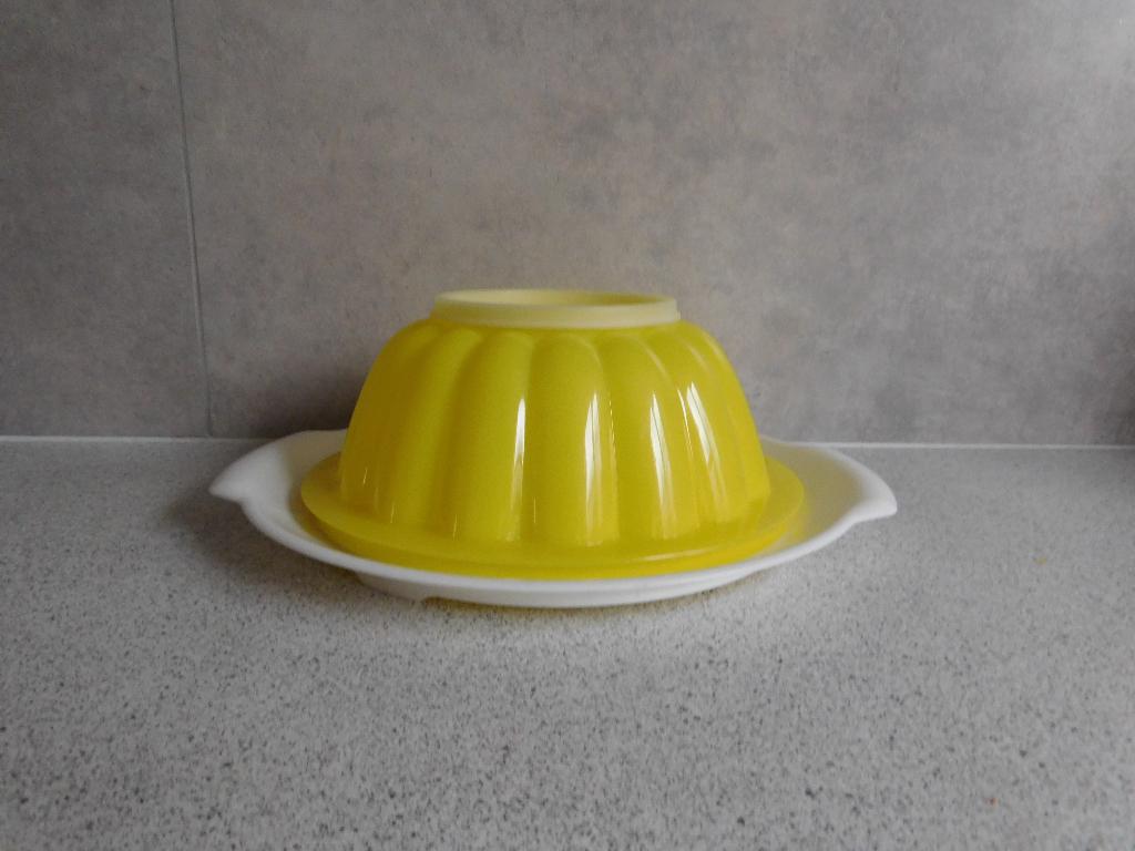 Tupperware Puddingvorm Vliegende Schotel Geel, Ophalen of Verzenden, Zo goed als nieuw, Geel, Overige typen