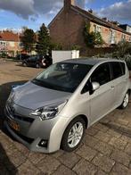 Toyota Verso-S 1.3 Vvt-i 2012 Grijs, Auto's, Toyota, Voorwielaandrijving, Stof, Zwart, 4 cilinders