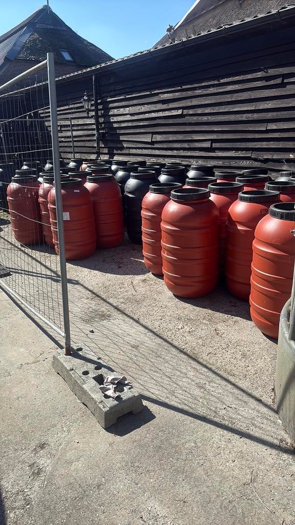 Regenton vaten regentonnen barrels 220 liter va €10, Tuin en Terras, Regentonnen, 150 liter of meer, Ophalen, Zo goed als nieuw