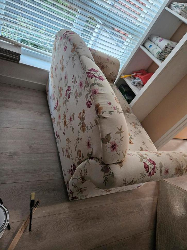 Zitbank met bloemenprint - Goede staat, moet gereinigd, Huis en Inrichting, Banken | Bankstellen, Gebruikt, Rechte bank, Tweepersoons
