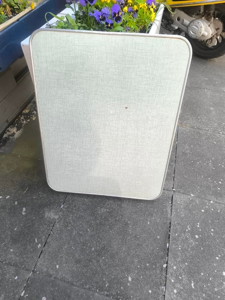 Vintage bijzettafel / campingtafel - lichtblauw, Gebruikt, 50 tot 100 cm, Vintage, Tot twee personen