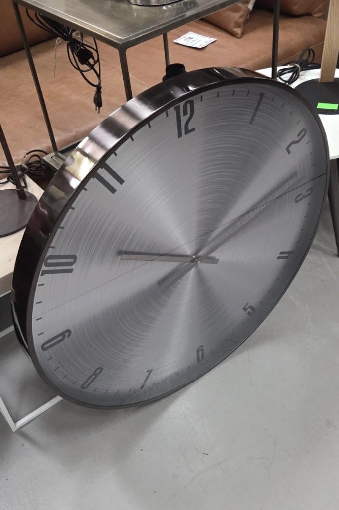 Ronde klok IPERA tin zilver grijs Light & Living Ø74 cm., Ophalen, Zo goed als nieuw, Analoog, Wandklok