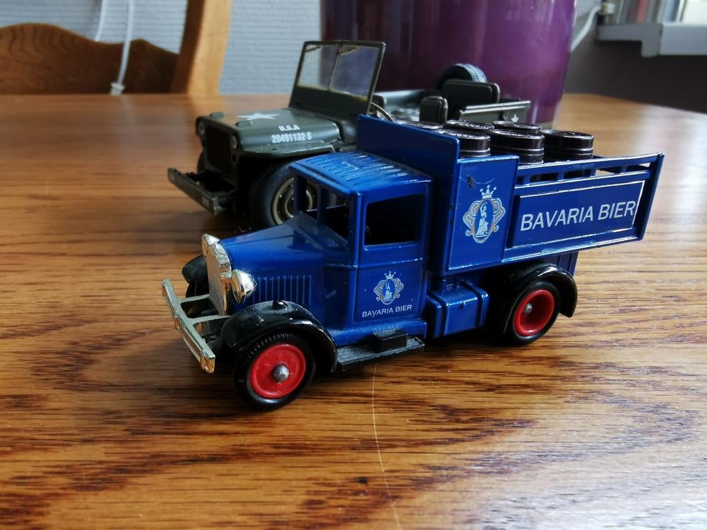Vintage modelauto's: Bavaria Bier vrachtwagen en Jeep, Overige merken, 1:50 of kleiner, Auto, Ophalen of Verzenden