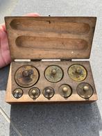 Antiek doosje met gewichten, Antiek en Kunst, Antiek | Gereedschap en Instrumenten, Ophalen of Verzenden