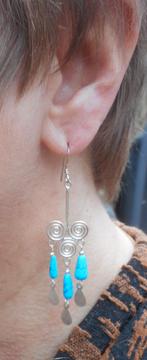Zilveren hang oorbellen met blauwe steen nr.812