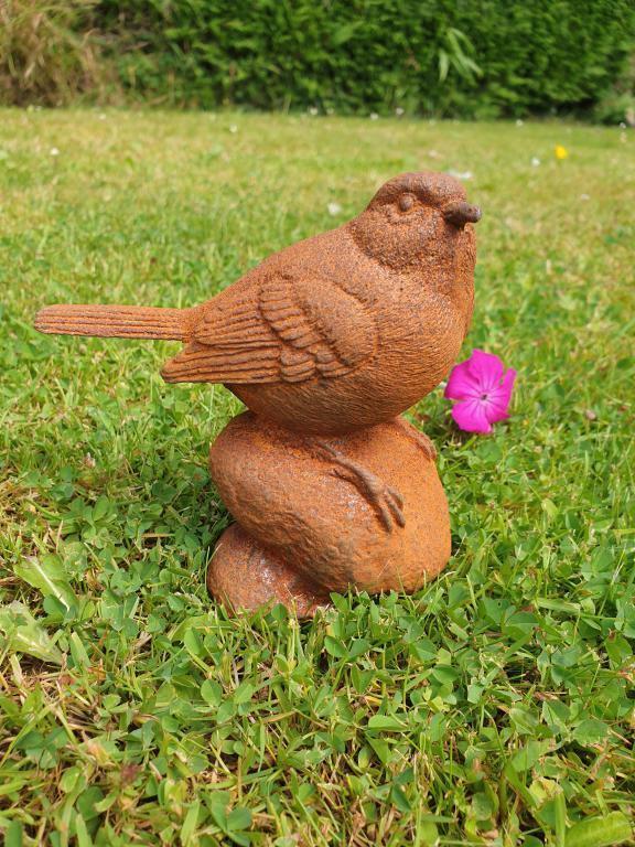 vogel op steen , gietijzer, Tuin en Terras, Tuinbeelden, Nieuw, Overige typen, Metaal, Ophalen of Verzenden