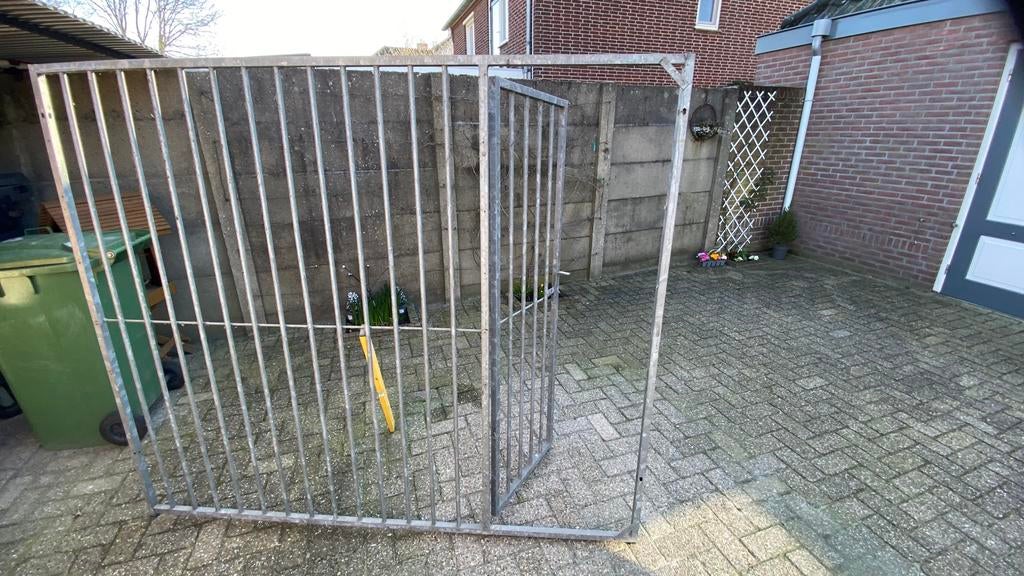Een deel honderen met deur gegalvaniseerd, Dieren en Toebehoren, Hondenhokken, Ophalen of Verzenden, Zo goed als nieuw, 110 cm of meer