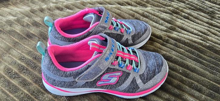 Skechers z.g.a.n. maat 35 gebruikt bij Gymles, Kinderen en Baby's, Kinderkleding | Schoenen en Sokken, Zo goed als nieuw, Schoenen