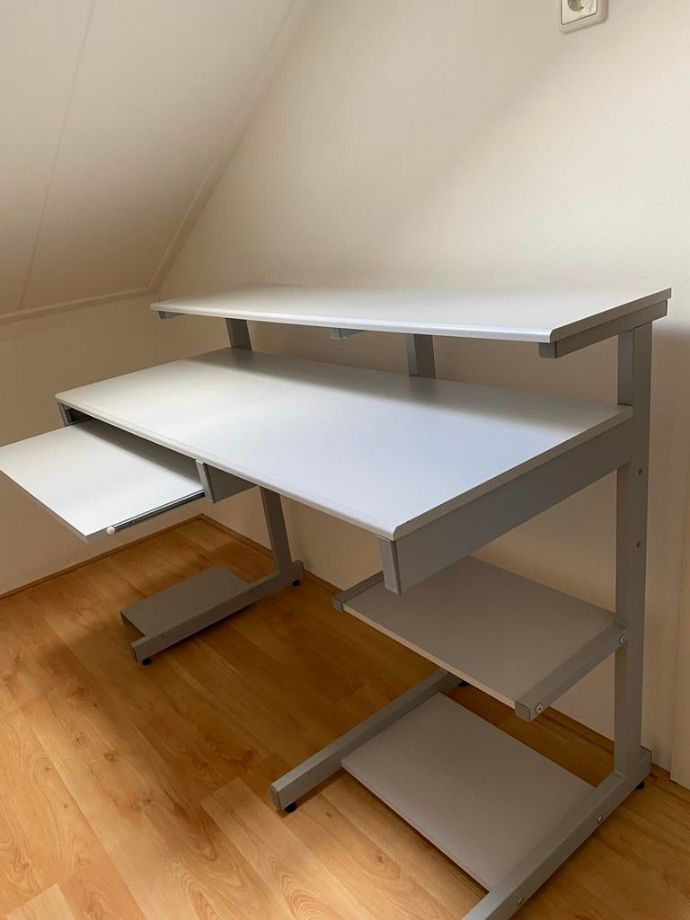 Compact computerbureau met uitschuifbaar toetsenbordblad, Ophalen, Opbergruimte, Gebruikt, Computerbureau