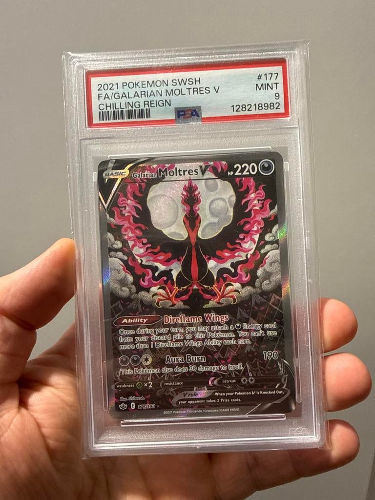 Galarian Moltres V PSA 9 Chilling Reign Pokémon kaart, Hobby en Vrije tijd, Verzamelkaartspellen | Pokémon, Ophalen of Verzenden