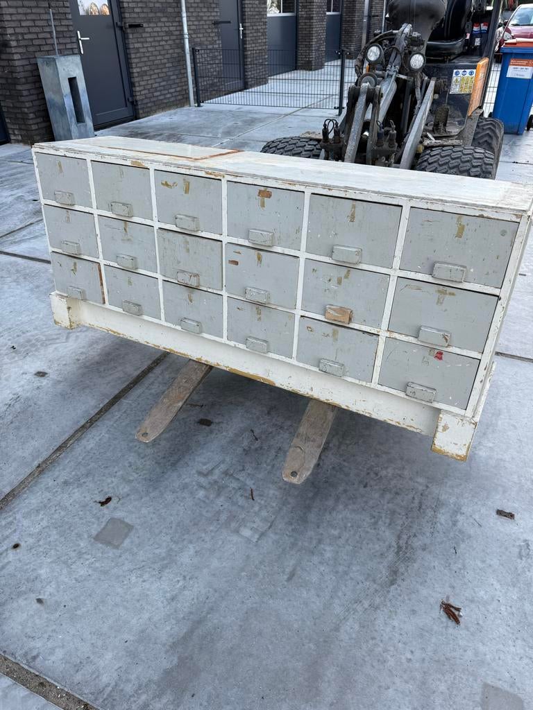 Oude Houten Vakkenkast met Lades - Industriële Stijl, Antiek en Kunst, Antiek | Overige Antiek, Ophalen of Verzenden