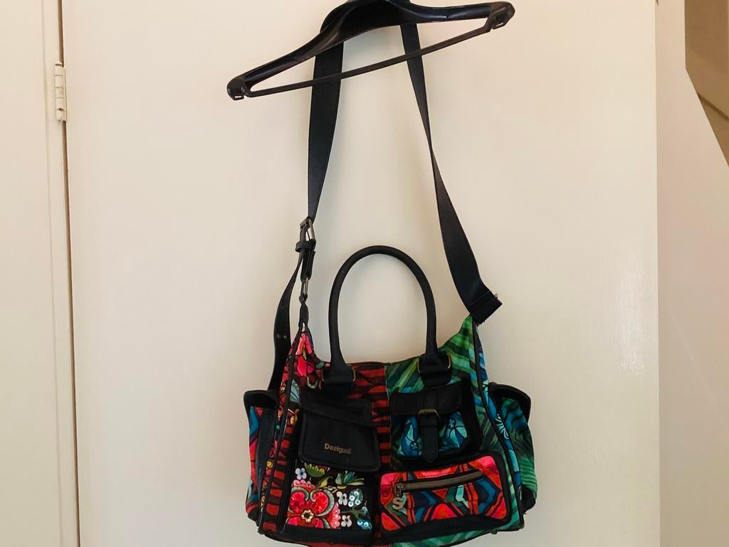 Desigual damestas met heel veel vakjes met drukkers of rits, Sieraden, Tassen en Uiterlijk, Ophalen of Verzenden, Gebruikt, Handtas