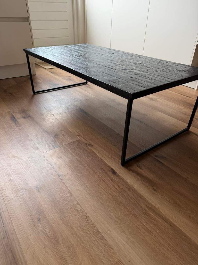 Zwarte houten salontafel met ijzerenpoten, Huis en Inrichting, Tafels | Salontafels, Ophalen, Gebruikt, 100 tot 150 cm, 50 tot 100 cm