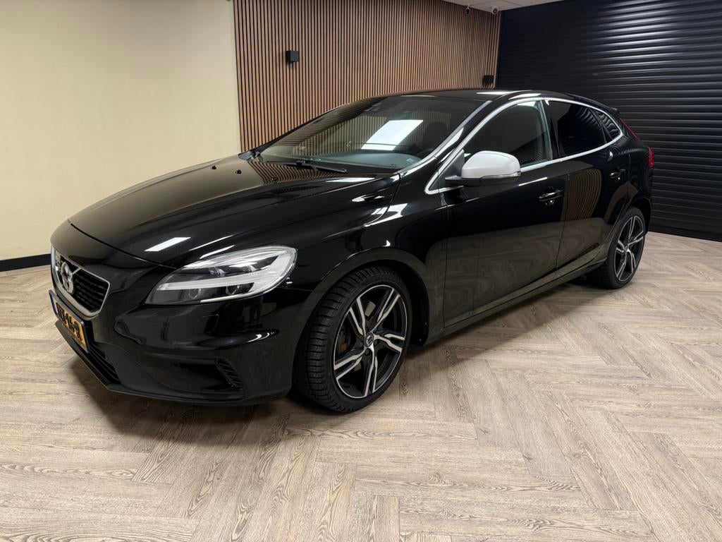 Volvo V40 2.0 D4 R-Design 2017, Auto's, Volvo, Leder en Stof, Zwart, 24 km/l, Diesel