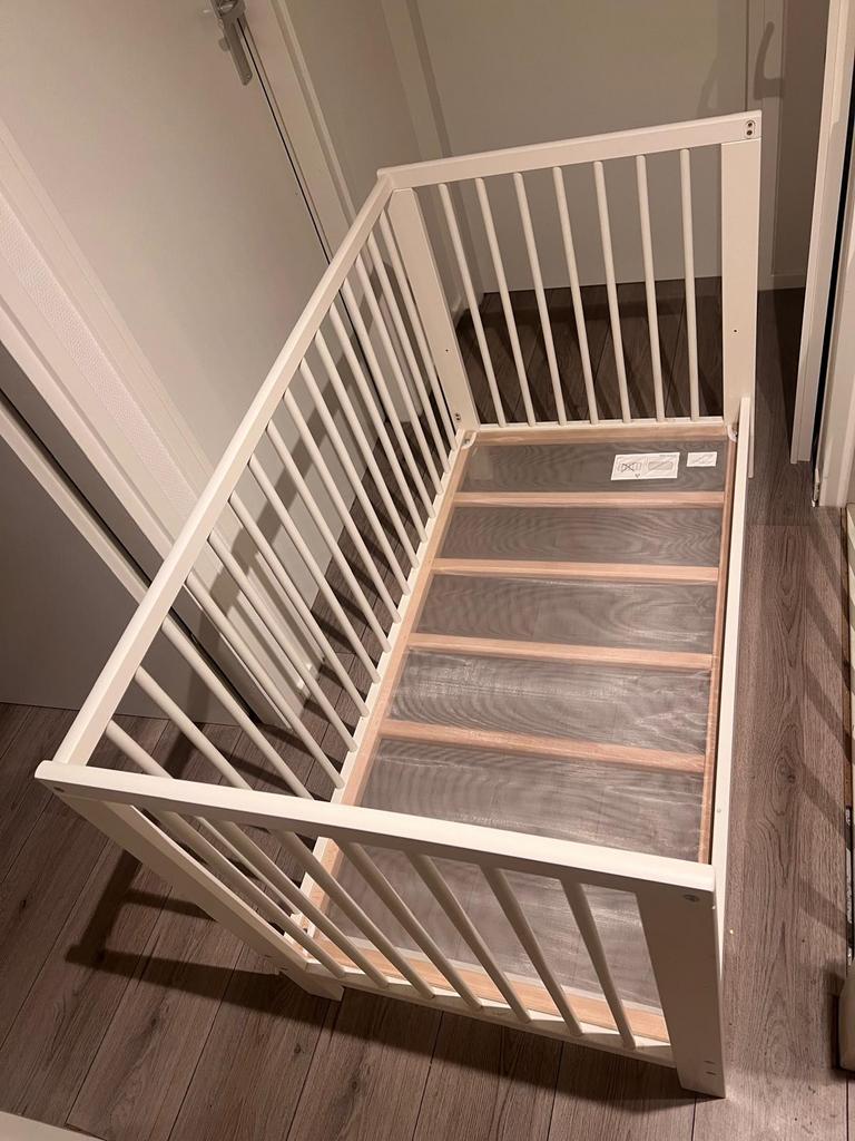 Baby wieg ledikant + matras, Ophalen, Zo goed als nieuw, Ledikant