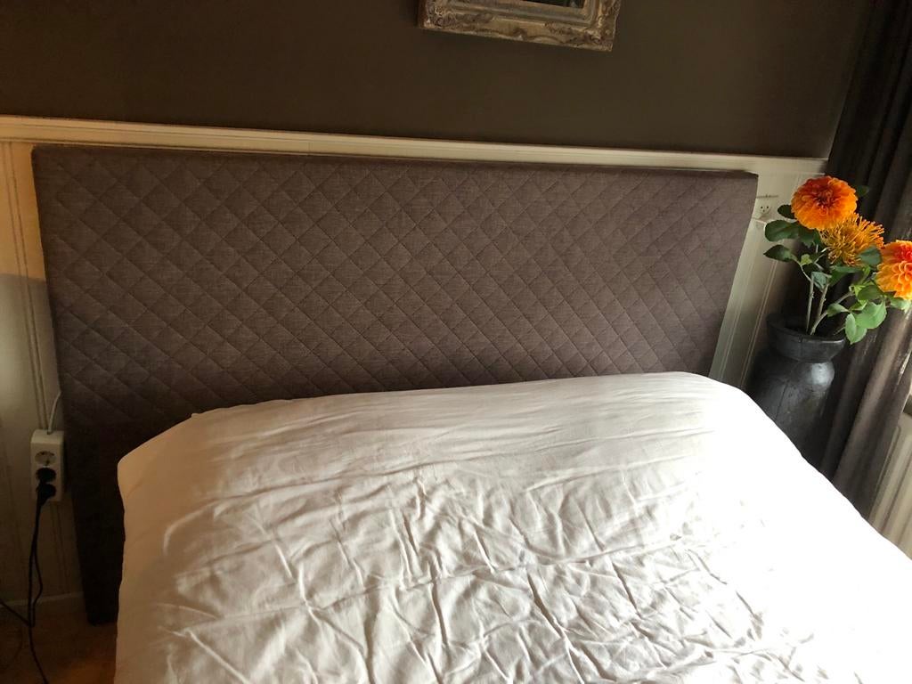 Tweepersoons bed met gestoffeerd hoofdbord 140 cm, Gebruikt, Bruin, Tweepersoons, 200 cm